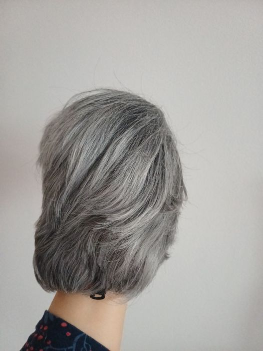 Perucă scurtă, Gri argintiu, fibră sintetică cu aspect natural