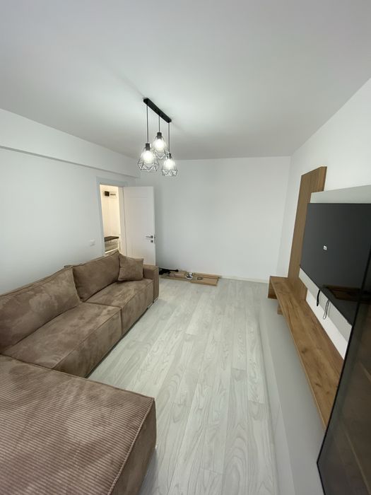 Închiriez apartament cu doua camere.