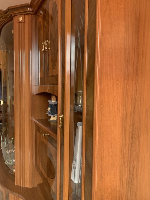 Красив шкаф за хол