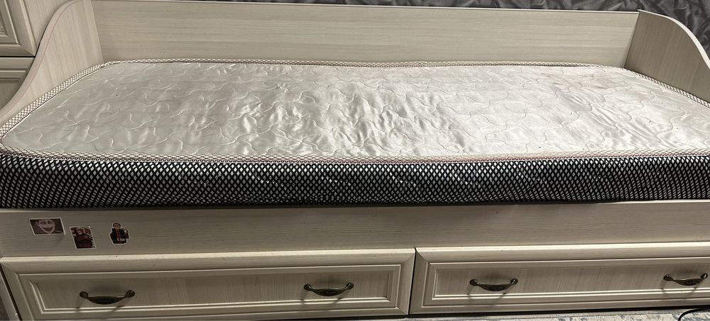 Кровать подростковая ,вместе с матрасом .