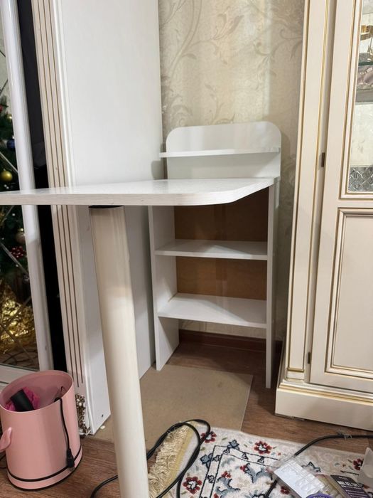 Маникюрный столик белый