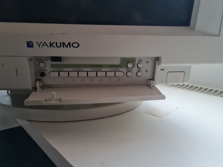 Monitor Yakumo 1996