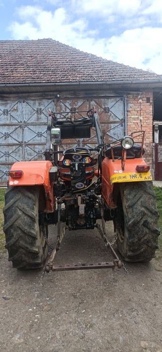 Tractor cu încărcător UTB550