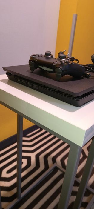 PS4 Slim / Playstation 4