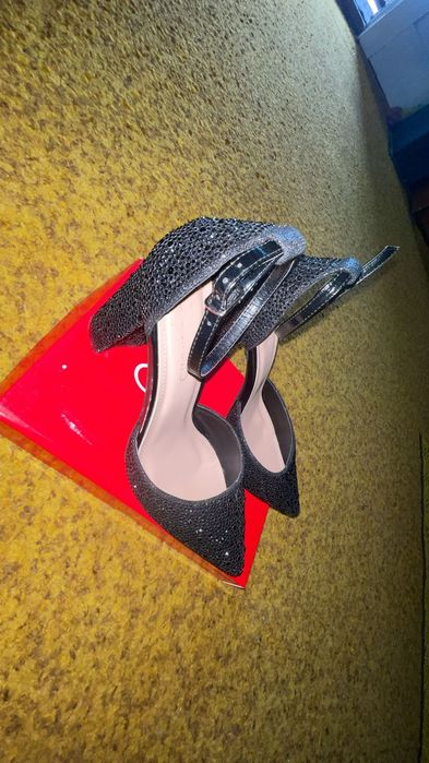 Продават се черни токчета.