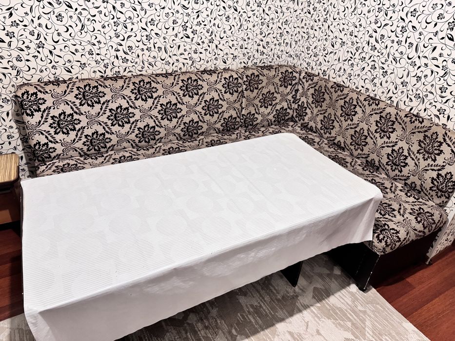 Диван с столом б/у