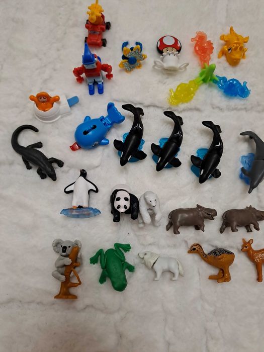 Играчки от шоколадови яйца киндер.