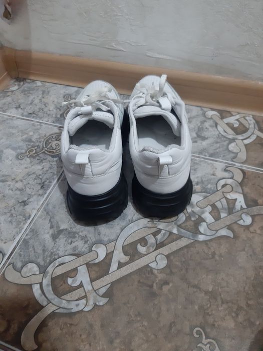 продам кроссовки