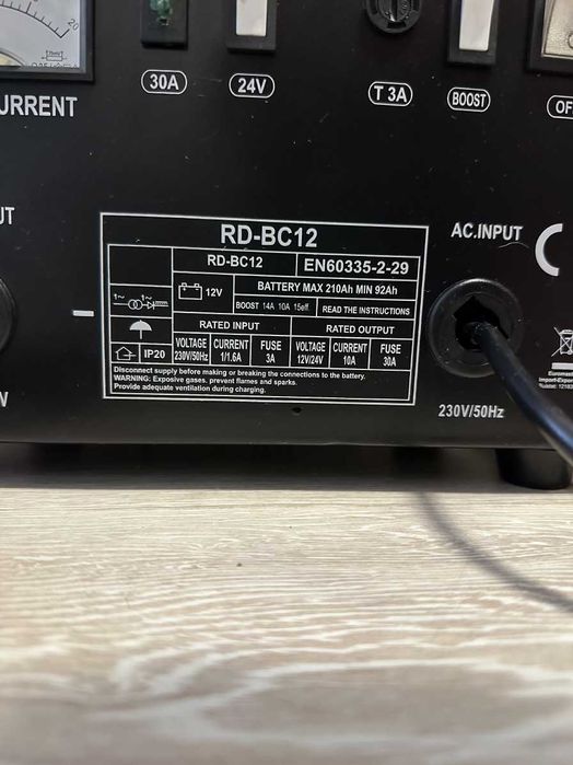 Зарядно за аĸумулатори Raider RD-BC12 (12V/24V, фунĸция BOOST)