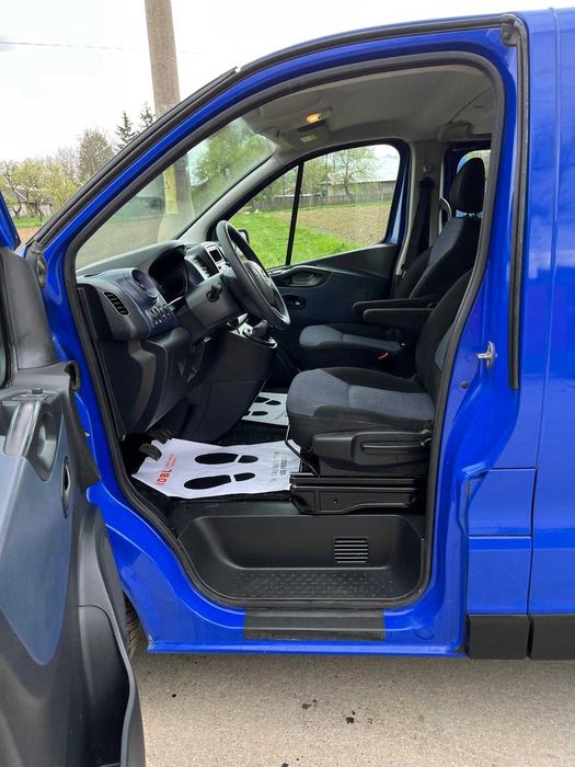 Vand opel vivaro EcoFlex cu 6 locuri maxim de lung  2015 renault