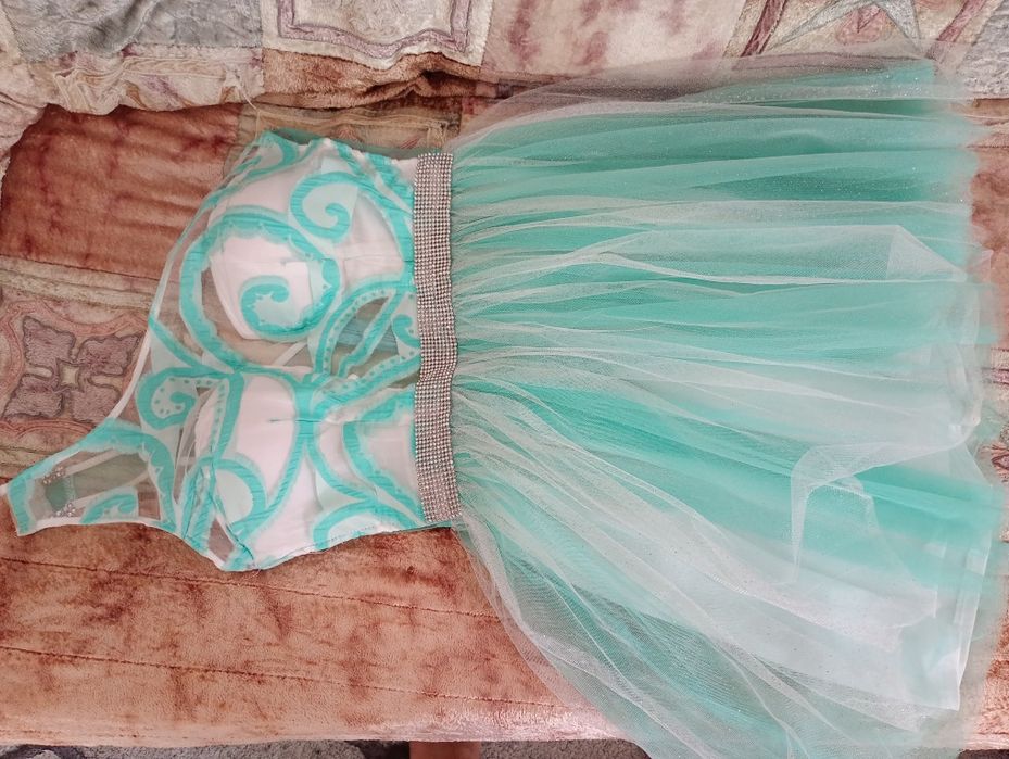 Rochie superbă de eveniment, cu sclipici argintiu