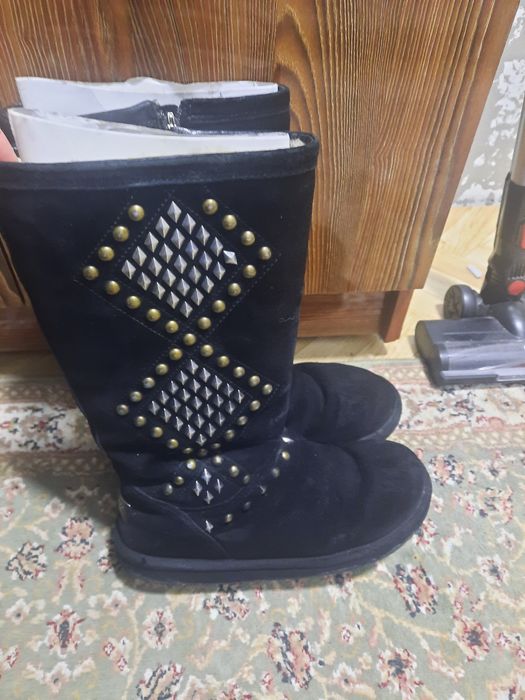 Продам сапожки угги замшевые