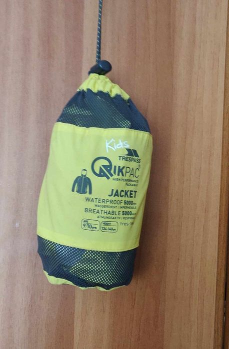 Geacă Trespass,rezistență la vânt și apă,nouă,Mar.134-140(9-10 ani)