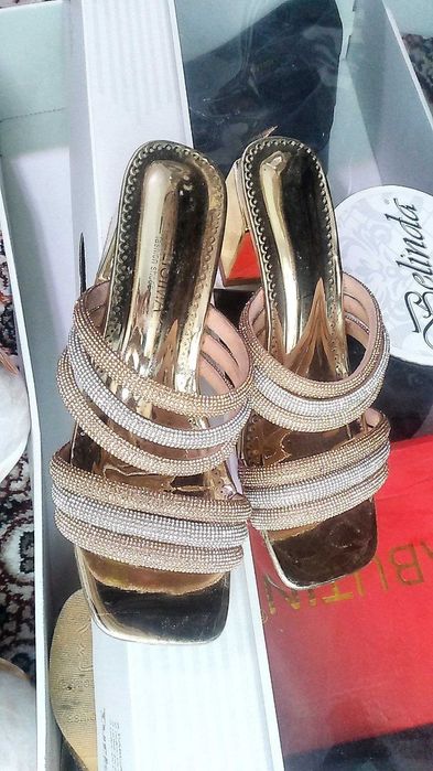 Ansambl kelin ko`ylak sotiladi juda chiroyli...