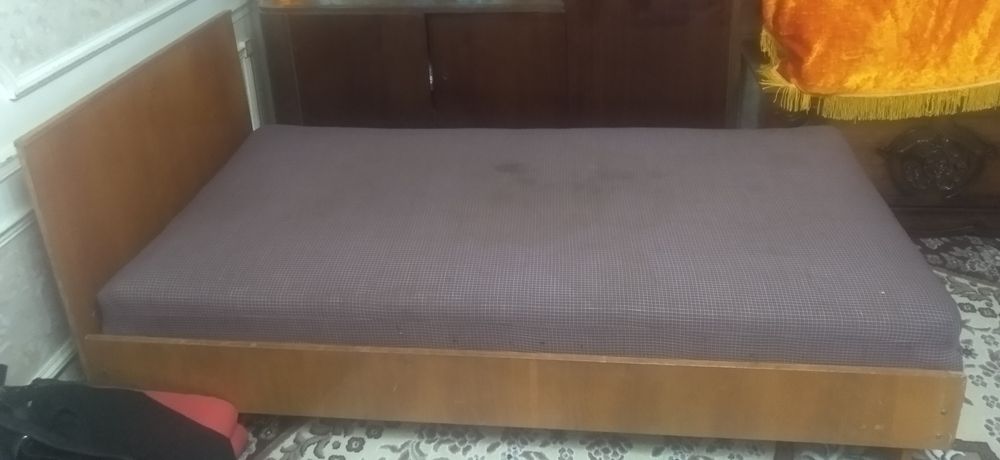 сервант в хорошем состоянии и кароват тумба шкаф пофик стул