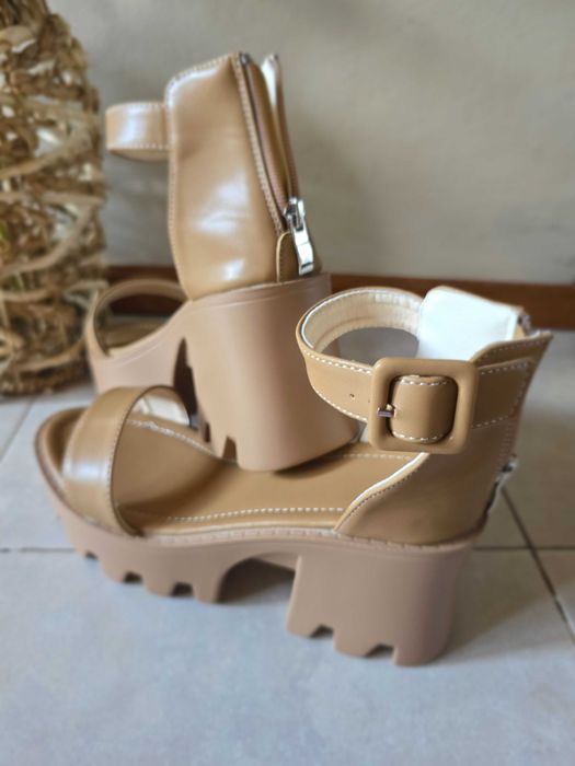 Дамски бежови сандали