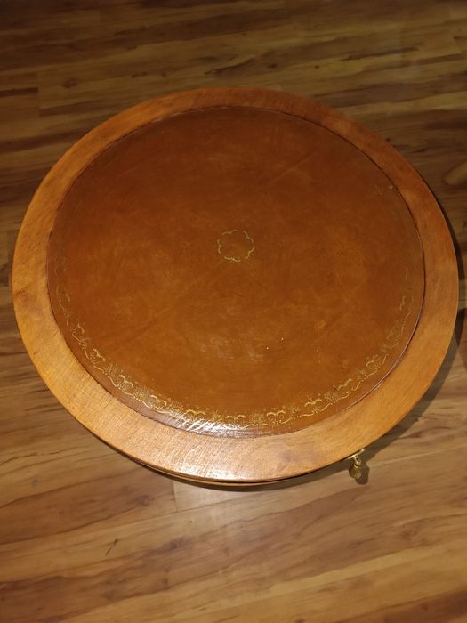 Маса антична с кожа