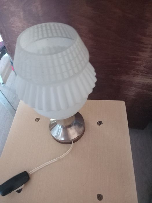 Нощна лампа с метална поставка от долу