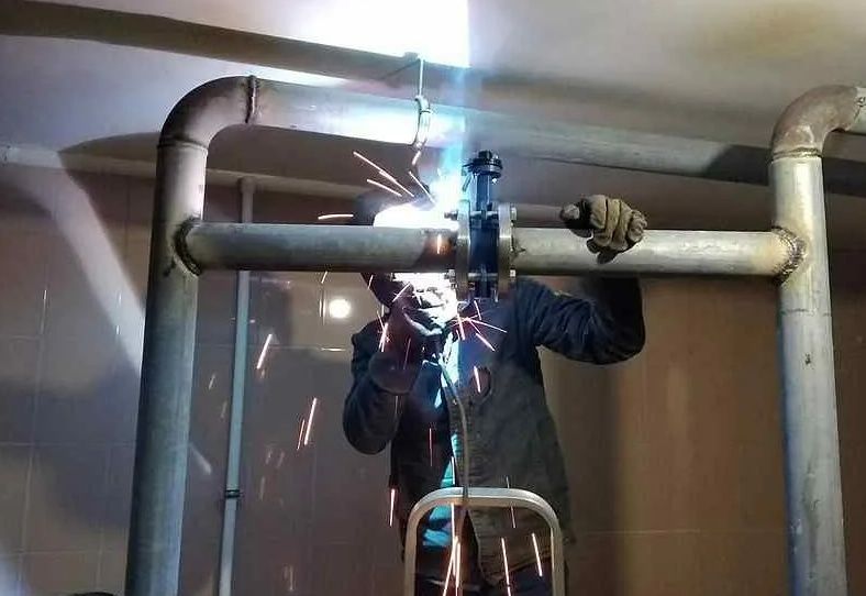 Сварочные , кровельные работы .