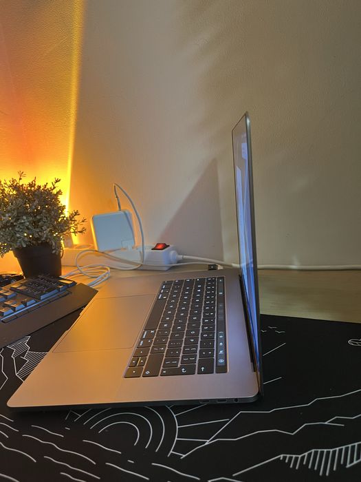 MacBook Pro 15” (2016) с Touch Bar