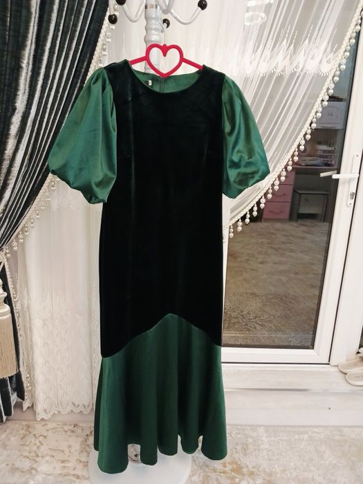 Этот шикарный темно-зеленый наряд, представляет вечерний образ