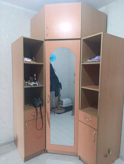 Шкаф с зеркалом и вешалкой