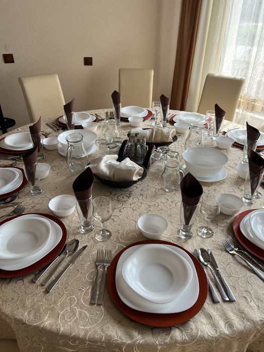 Mobilier , veselă, tacâmuri pentru sală de evenimente