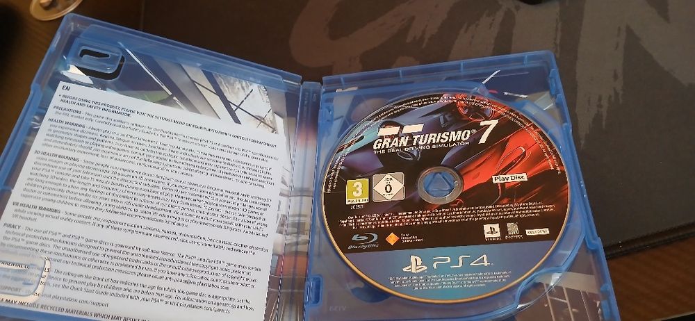 Продавам gran turismo 7 за ps4