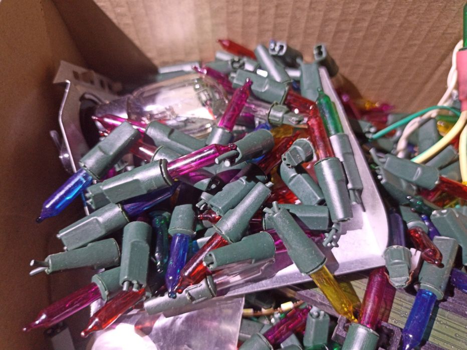 Продам коробку с лампочками