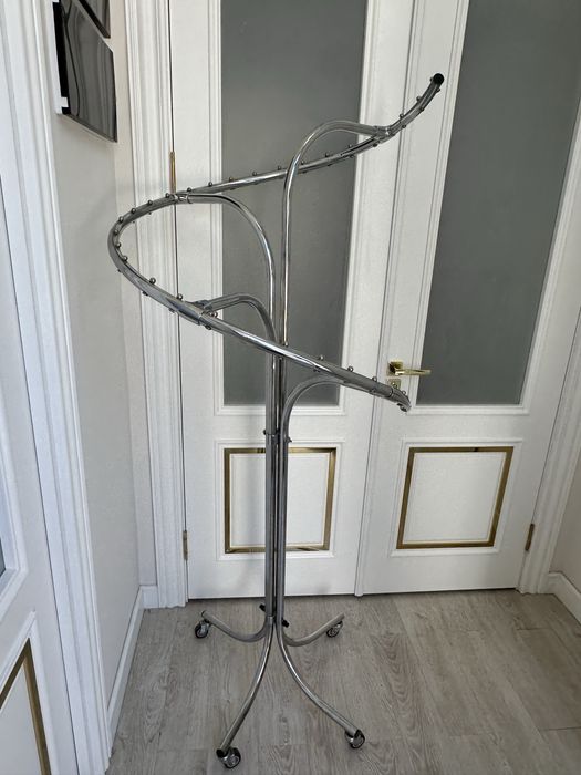 Округленная стойка для одежды