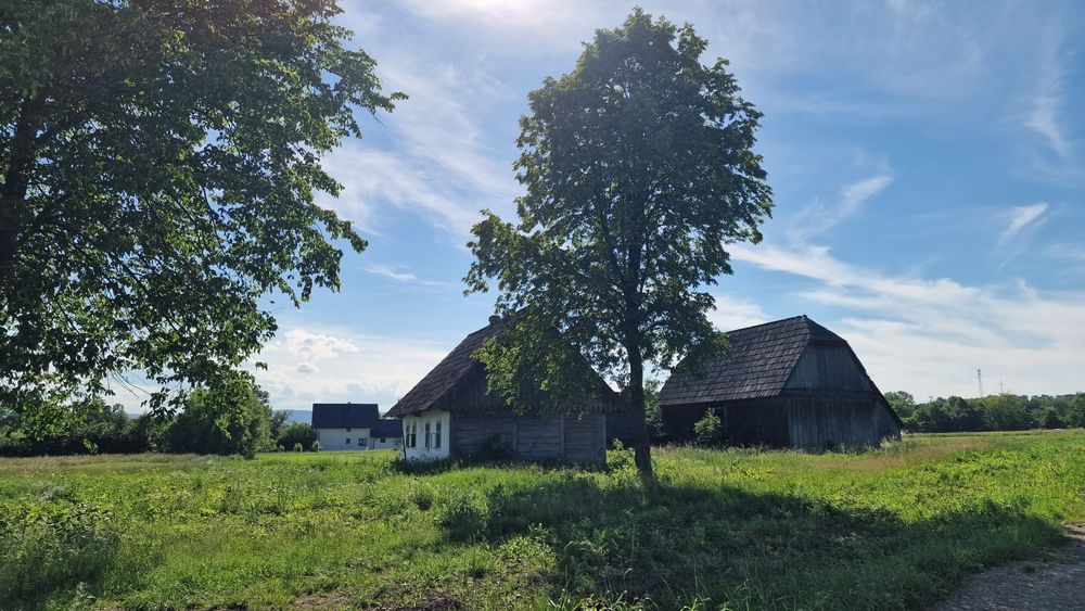 Teren intravilan si casa traditionala in Horodnic de Jos