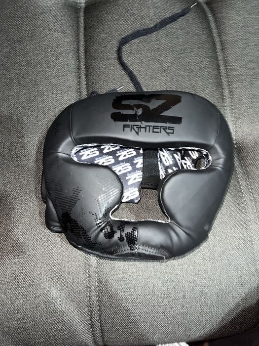 Боксори ръкавици и каска