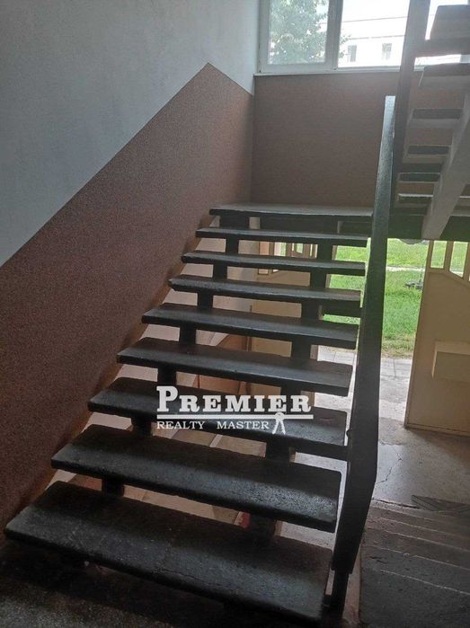 Продава се студио в жилищна сграда в центъра на курорта Слънчев бряг.