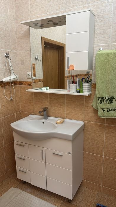 Тумба и раковина, шкаф панель с зеркалом.
