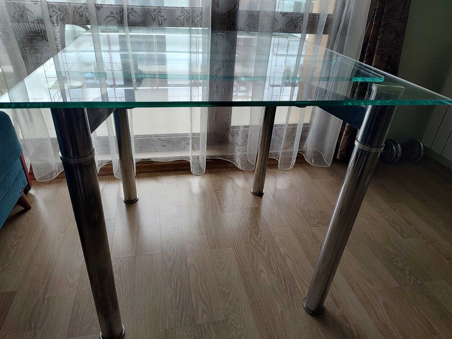 Стъклена трапезна маса