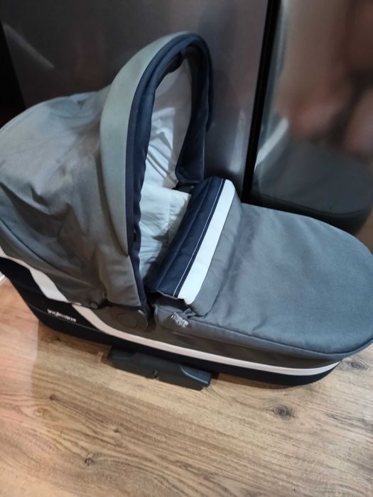 Cărucior de maximă calitate cu toate accesoriile pentru noua mămică!