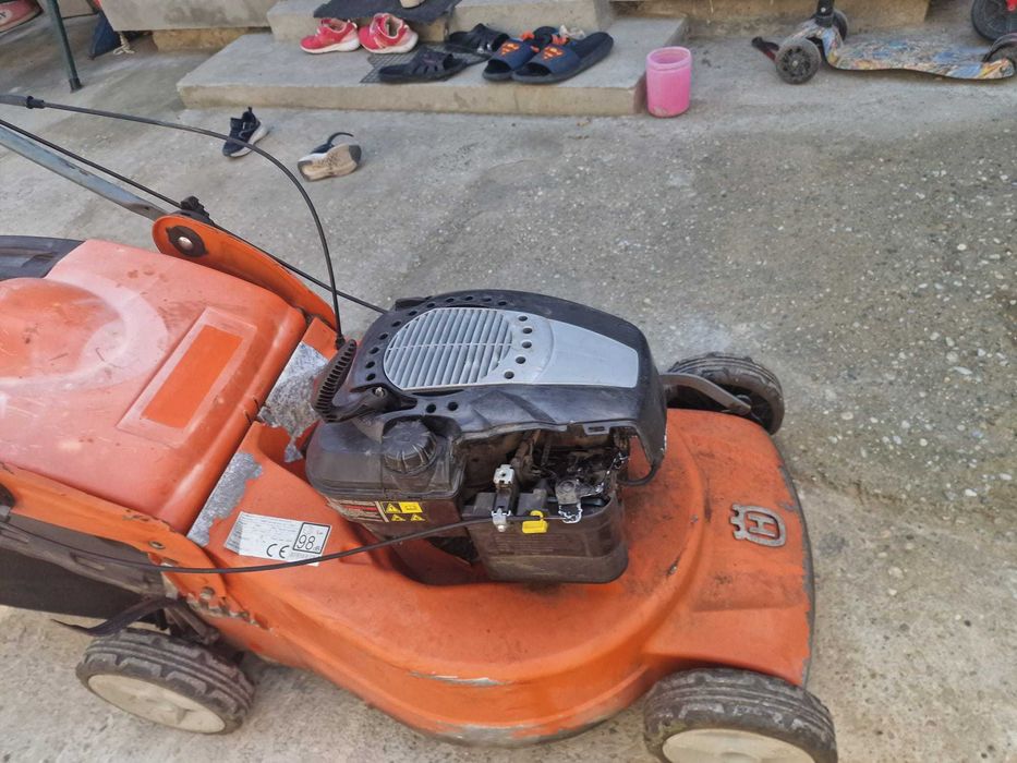 Masina de tuns iarba HUSQVARNA pe benzina BRIGGS 4CP TRACTIUNE COS