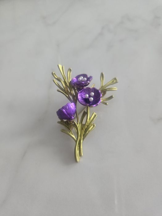 Брошка в лилаво и златно с перли