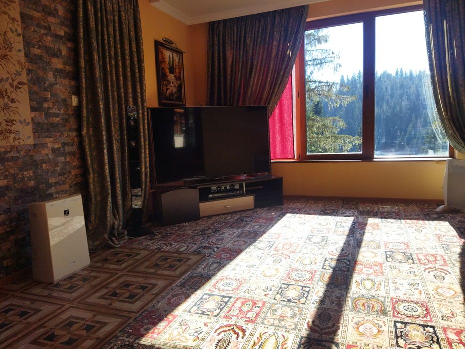 Продава тристаен апартамент в топ центъра на Пампорово