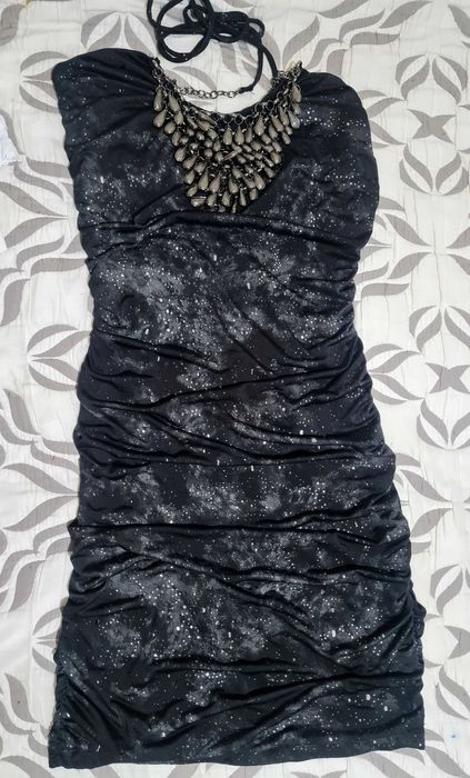 Платье красиво  обтягивающее фигуру размер S