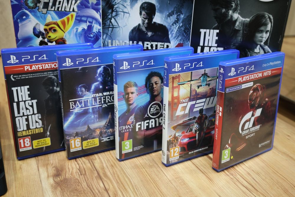 PS4 Slim 1TB - Два джойстика +5 игри