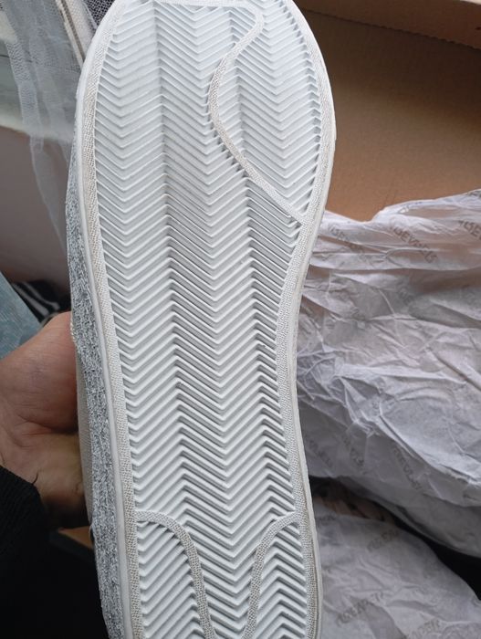 Teniși noi cu etichetă