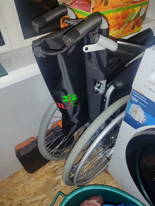 Продам коляску,, ходунки, горшок