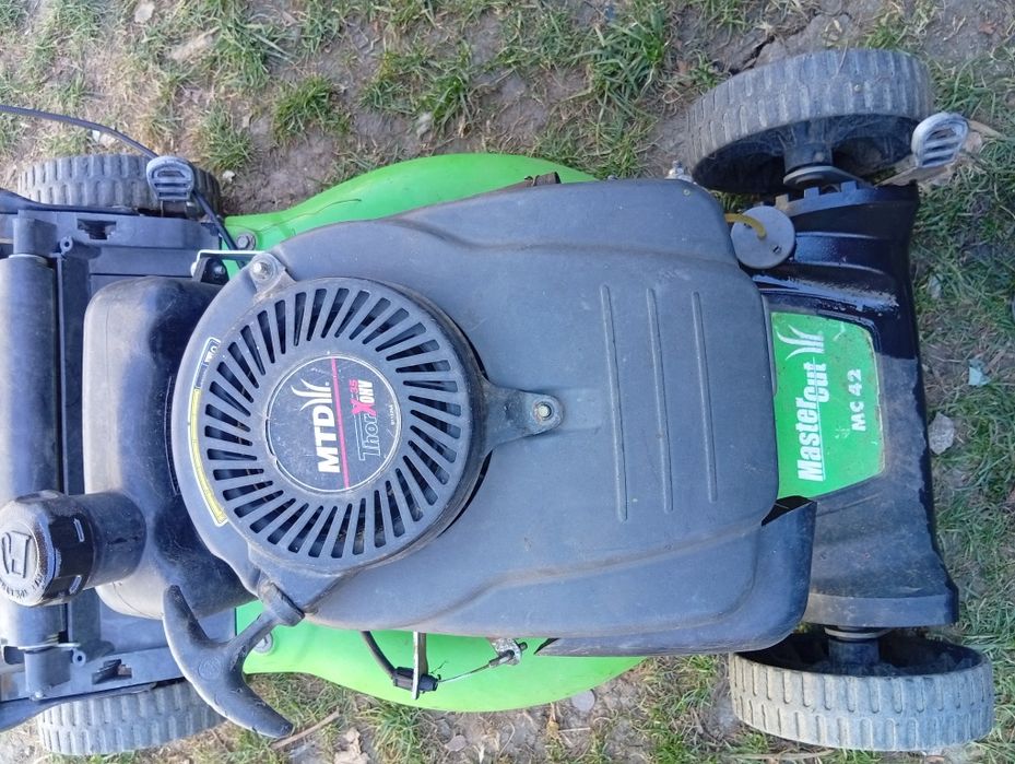 Mașina de tuns iarba benzina