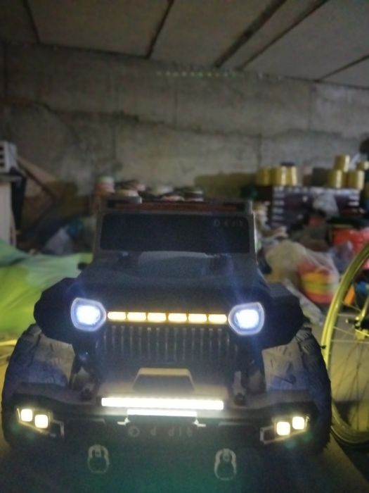 Detiskiy mashina 4x4