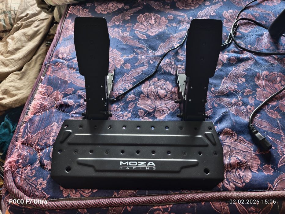 Moza R5 - игровой руль.