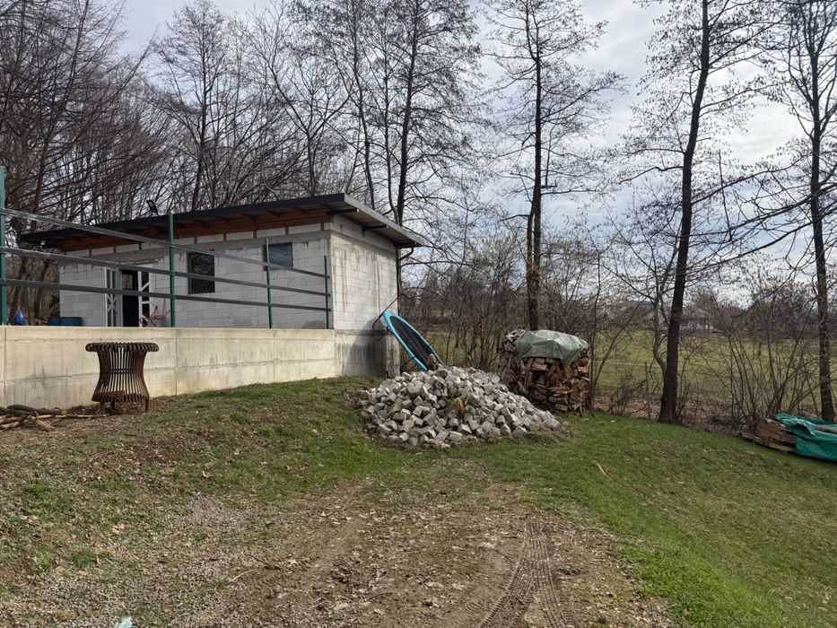 Vând  cabană finisată cu 2500 mp teren