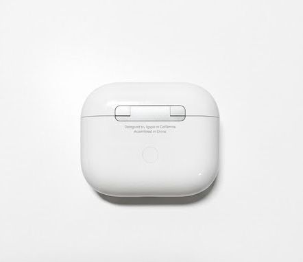 Casti AirPods 4 noi