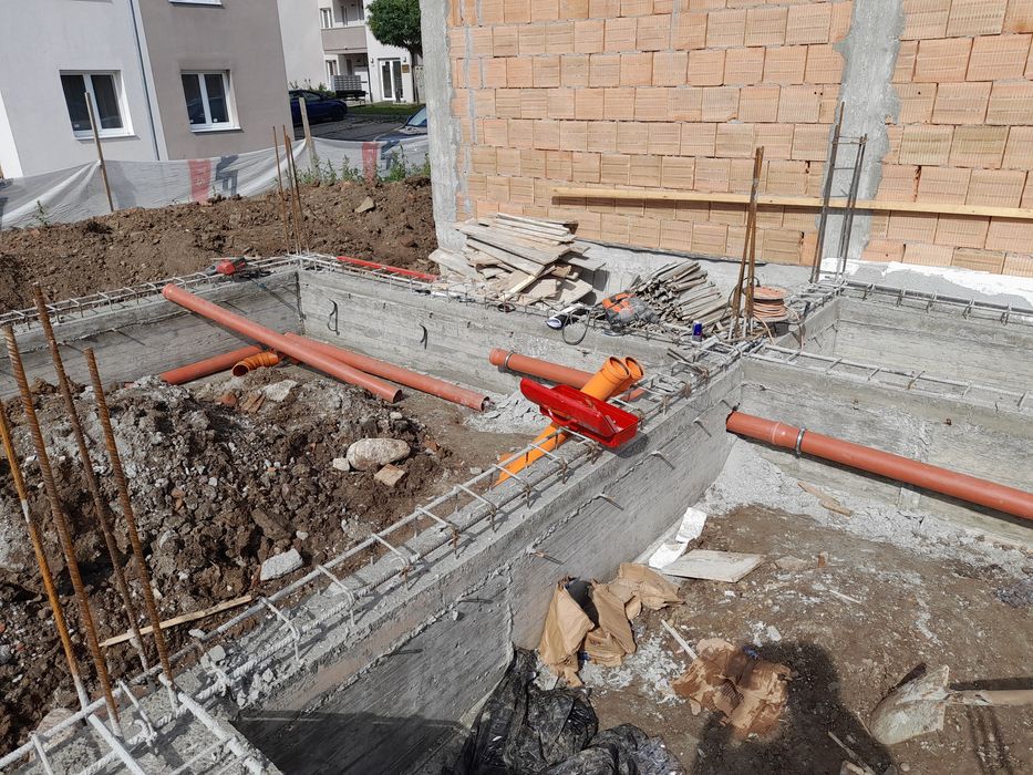 Executam case la rosu