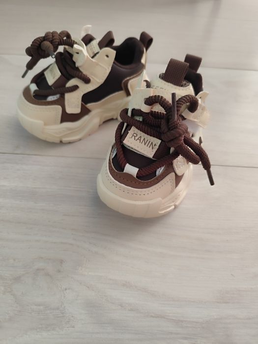 Продам новые кроссовки рр 22